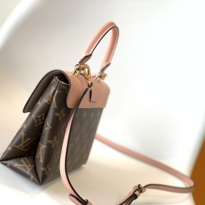 Alternative view of p480 This compact and stylish Locky BB handbag combines Monogram canvas with calf leather, featuring a striking oversized gold padlock clasp that blends refined sophistication with fashion-forward personality. Versatile enough to carry in multiple ways—suited for every mood and occasion—it ensures your fashion statement stays by your side: carry it by hand, on the wrist, or use the detachable strap for shoulder or crossbody wear.M44321 Blue  M44322 Bright Red M44653 Beige M44654 Caramel M44141 Black  M44080 Pink M44797 Army Green Dimensions: 20.0 x 16.0 x 7.5 cm